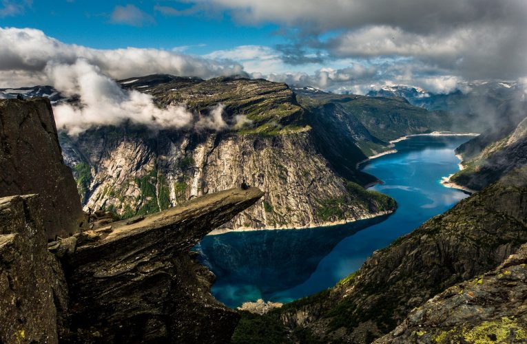 Norgesferie: Fra Ikoniske Fjordlandskap til Historisk Industriarv i Telemark